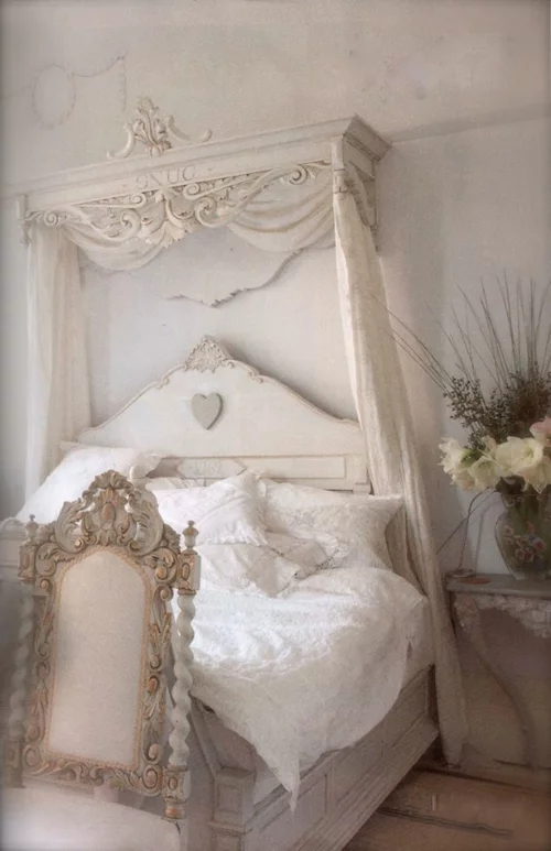 romantische schlafzimmer im barockstil mit rocaillen