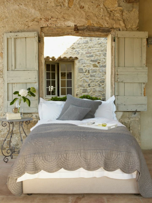 romantische schlafzimmer einrichtung natursteine und fensterläden aus grobem holz