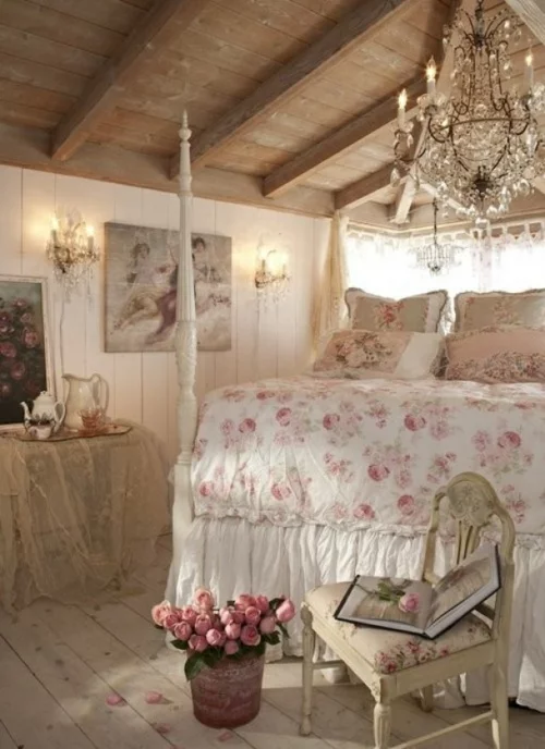 romantische schlafzimmer einrichtung offene deckenbalken kristallkronleuchter