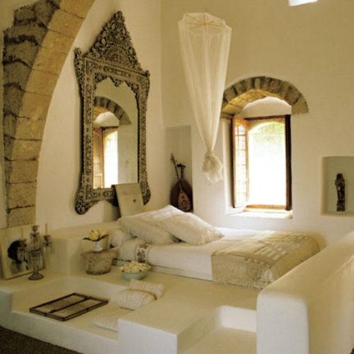 romantische schlafzimmer prächtiger wandspiegel mit filigranen ornamenten
