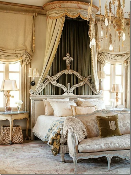 romantische schlafzimmer einrichtung rokokostil betthimmel und kronleuchter mit blattgold verziert