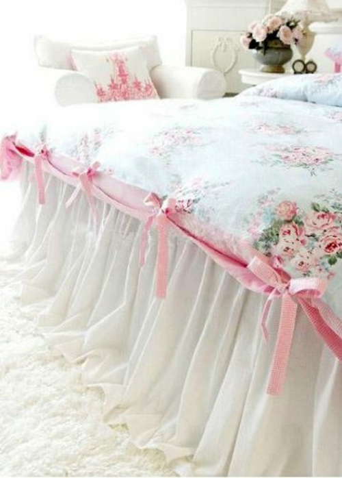 romantische schlafzimmer einrichtung tagesdecke mit rosa schleifen und blumenmustern