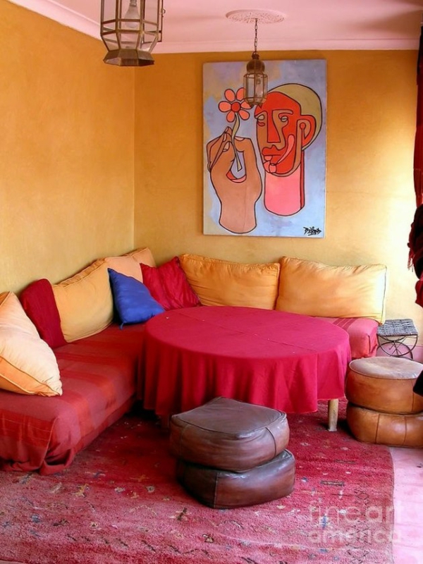 rosarot gesättigt farben goldgelb wände sofas kissen leder hocker