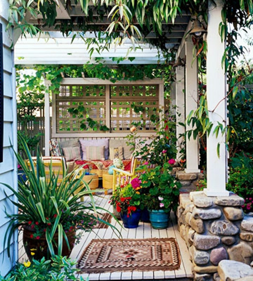 schattige Sitzecke im Garten exotisch farben texturen weinrebe