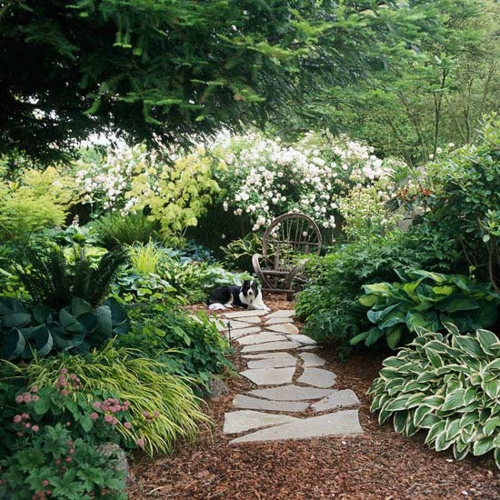 Gestalten Sie eine schattige Sitzecke im Garten