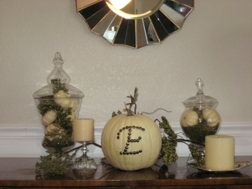 schicke halloween dekoration minikürbisse in gläsern