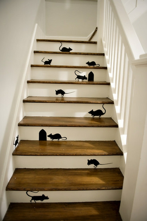 schicke halloween dekoration schwarze mäuse tattoos auf der treppe