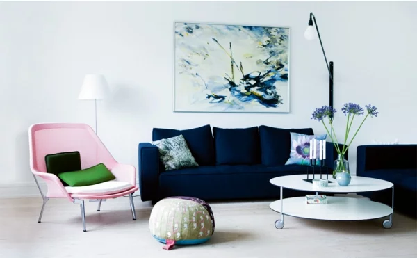 schicke wohnzimmer einrichtung sessel sofa feminine rosa pastell