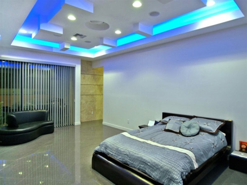 schlafzimmer blau eingebaut beleuchtung weiß wände fensterladen
