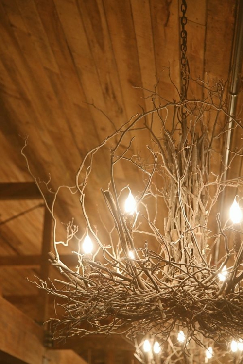 selbstgemachte Kronleuchter aus Zweigen improvisiert leuchtend glühbirnen