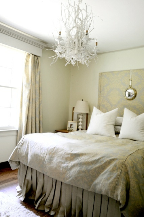 selbstgemachte Kronleuchter aus Zweigen improvisiert schlafzimmer weiß