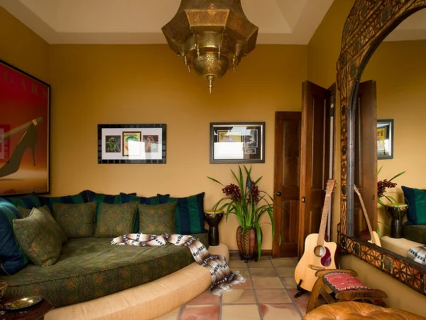 sofas möbel wurfkissen grün gemustert kronleuchter wandspiegel gitarre