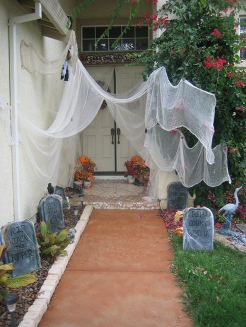 stilvolle und gruselige ideen für halloween deko grabsteine und spinnweben