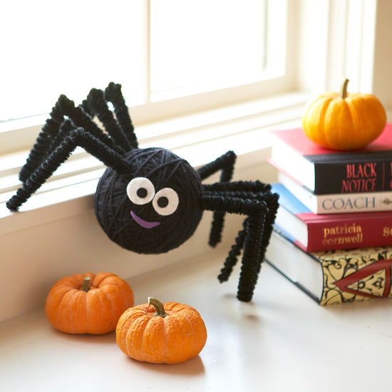 stylische kunstwerke zu halloween lustige schwarze spinne aus garn