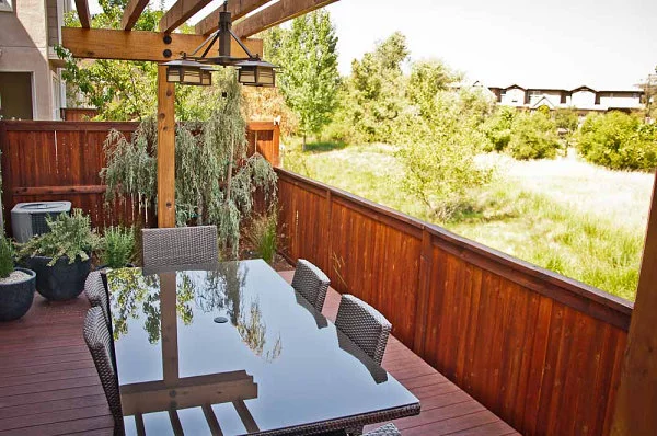 terrassengestaltung mit pflanzen kirschholz esstisch mit glasoberfläche