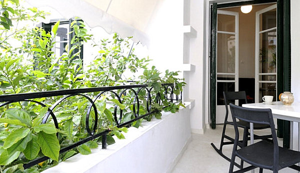 terrassengestaltung mit pflanzen metall schaukelstühle