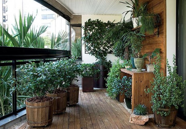 terrassengestaltung mit pflanzen naturholz wandverkleidung bodendielen und behälter