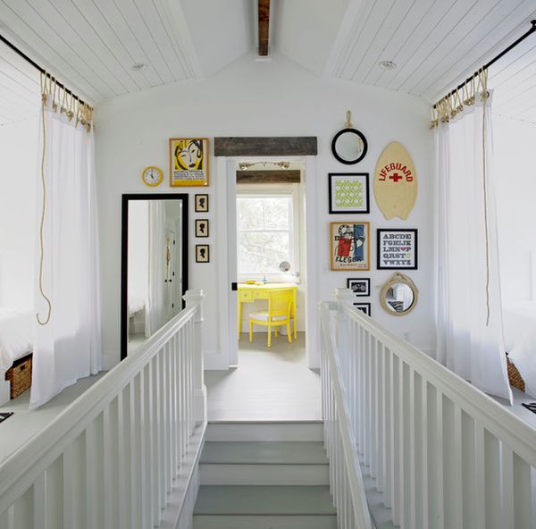 weiß-luftig-gardinen-geländer-treppe-gelb-schreibtisch-stuhl