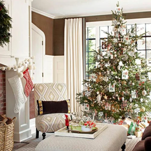 Den Weihnachtsbaum schmücken wohnzimmer traditionell sessel tisch