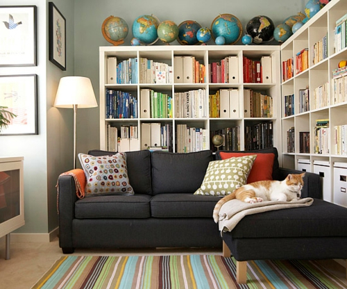 Die Bücherregale richtig und schick anordnen teppich streifen bunt sofa