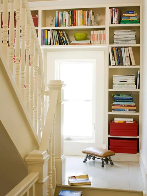 Die Bücherregale richtig und schick anordnen treppe geländer