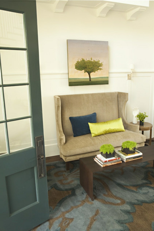 Die Zimmerpflanze Bubikopf schafft grüne Akzente sofa hoch rücklehne gemälde 