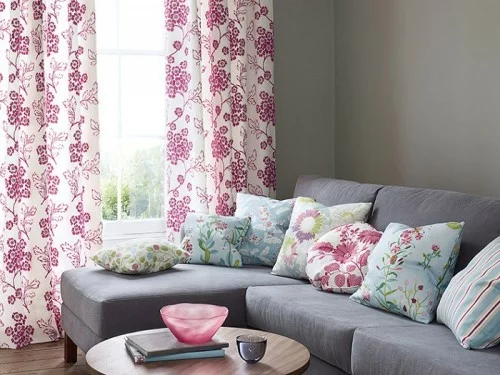 Farben und Trends bei Heimtextilien gardinen weiß lila sofa kissen