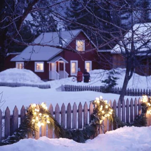 Gartenbeleuchtung zu Weihnachten gartenzaun holz schnee