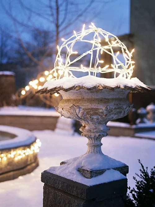 Festliche Gartenbeleuchtung zu Weihnachten ketten schnee skulptur