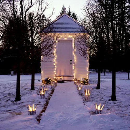 Festliche Gartenbeleuchtung zu Weihnachten schnee weiß lichter gartenhaus