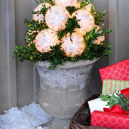 Festliche Gartenbeleuchtung zu Weihnachten schneebälle beton gefäß
