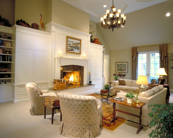 Klassische Möbel fürs Wohnzimmer luxus einbaukamin teppich kronleuchter