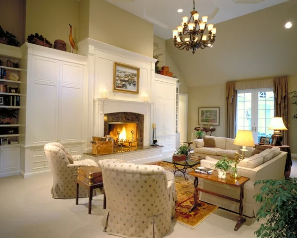 Klassische Möbel fürs Wohnzimmer luxus einbaukamin teppich kronleuchter