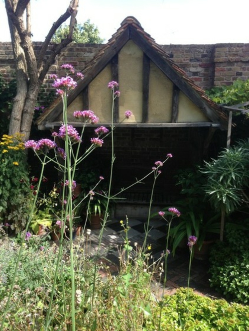 Magischer englischer Stadtgarten gestaltung fassade blüten lila