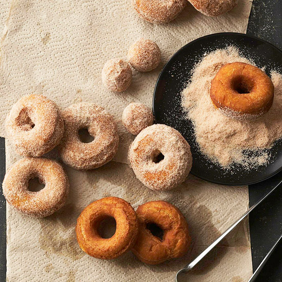 Schnelle leckere Nachtische für jede Jahreszeit zucker kürbiss doughnuts