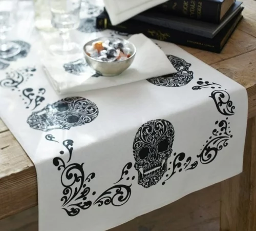 Totenkopf Dekoration zu Halloween tischdeko schwarz weiß tischdecke