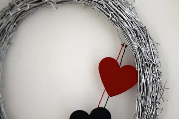 Wand- und Türkränze selber machen herzenfilz zweige valentinstag