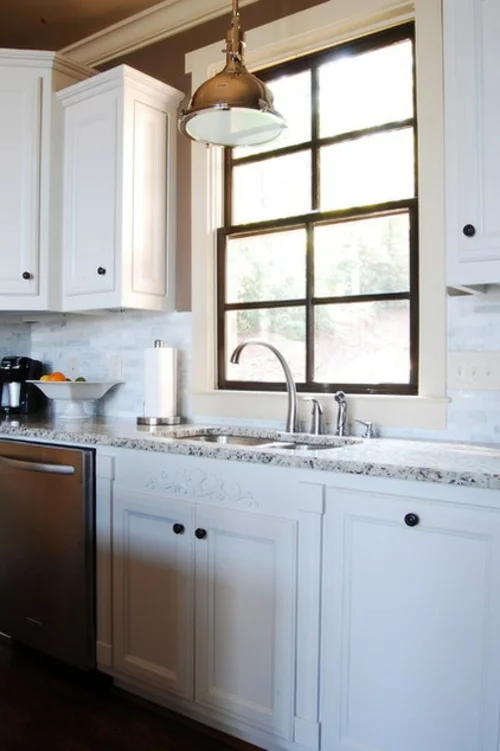 Warmes rustikal eingerichtetes Haus küche fenster spüle unterschrank