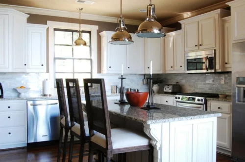 Warmes rustikal eingerichtetes Haus marmor ähnlich pendelleuchten küche