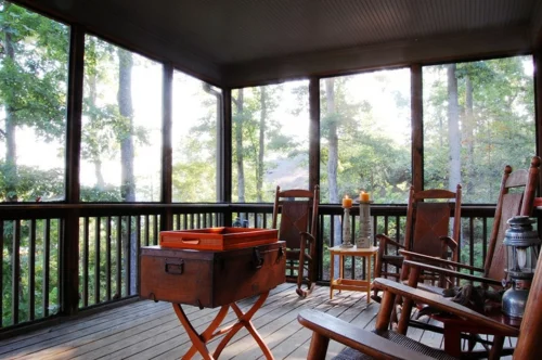 Warmes rustikal eingerichtetes Haus veranda geländer sitzecke truhe