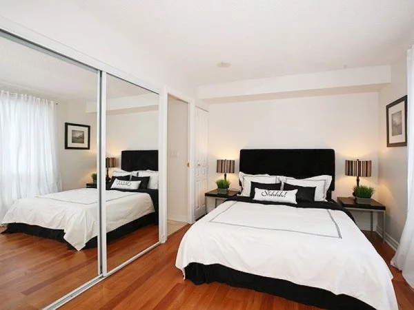 coole deko ideen schlafzimmer klein eng eingebaut kleiderschrank bett spiegel