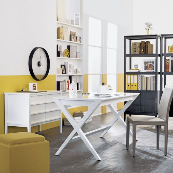 designer büro spotlight desk gekreuzte beine gelb weiß