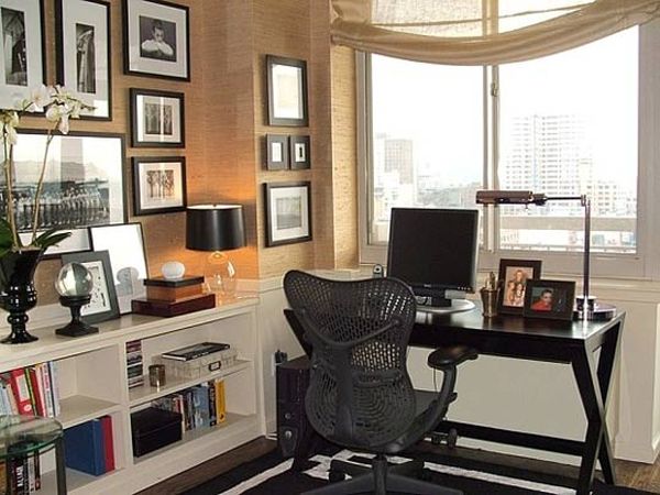 designer büro spotlight desk gekreuzte beine schwarz fenster