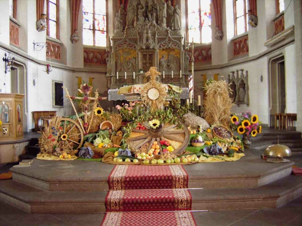 erntedankfest in deutschland prächtige altar dekoraion