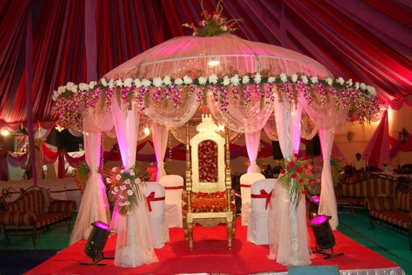 extravagante Hochzeitsdekoration indische verlobung leuchten blumen