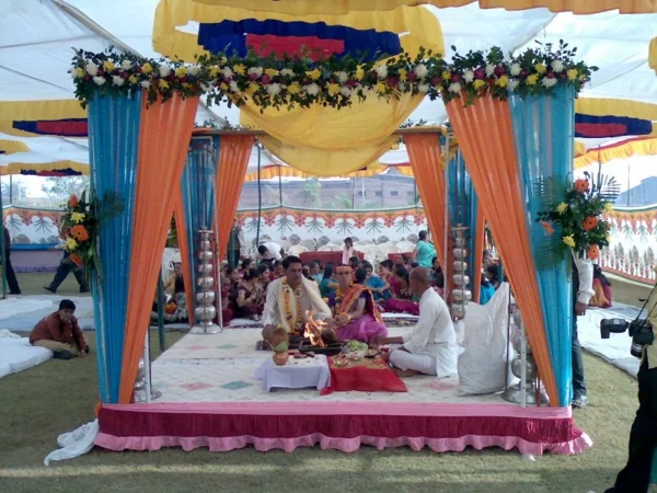 extravagante-Hochzeitsdekoration indische verlobung orientalisch