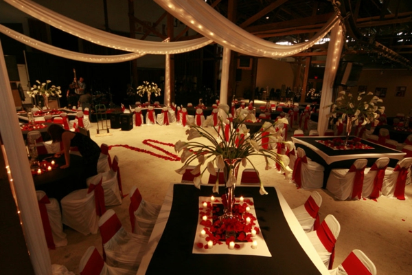 extravagante Hochzeitsdekoration rot weiß stühlen bezug
