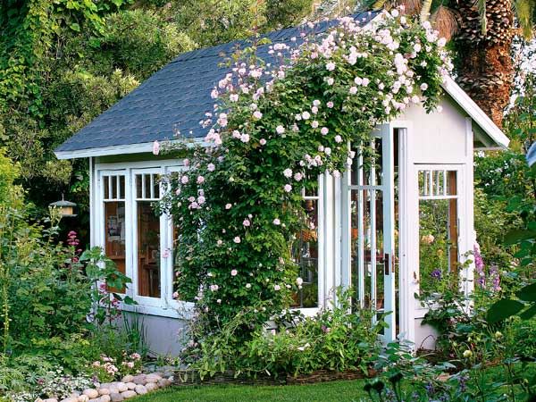 gartenhaus ideen in weiß und grau mit rosenstrauch