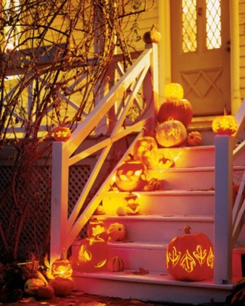 halloween außendekoration kerzenlaternen auf der treppe