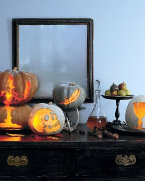 halloween tischdeko kunstvolle schnitzereien auf kürbissen